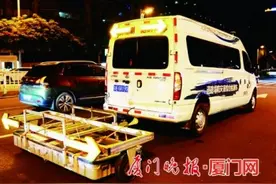 雷达车深夜鹭岛巡街 探测道路空洞图片