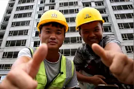 一个弹古筝一个弹吉他 青岛两名23岁小伙建筑工地上演“高山流水”图片