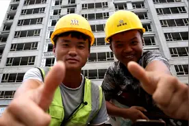 一个弹古筝一个弹吉他 青岛两名23岁小伙建筑工地上演“高山流水”图片
