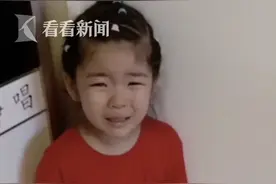 双胞胎姐姐帮弟弟做作业 却遭“无情出卖”图片