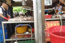 鸭子宰杀生意红火，南宁一摊主“过腊”拔毛引担忧！回应来了图片