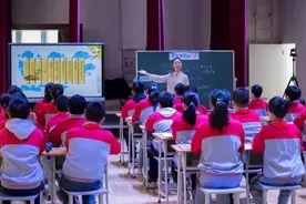 她的课总是充满欢声笑语，数学老师被孩子们称作“故事大王”图片