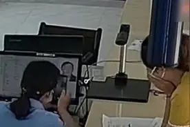 女儿给亡父注销户口，对着证件照泣不成声视频封面