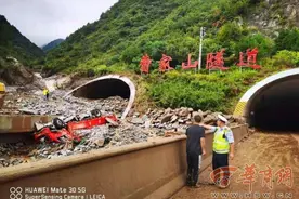西安高速交警38小时紧急处置沪陕高速曹家山隧道泥石流险情图片