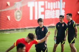 国足主帅李铁：期待国脚都从德甲、西甲回国勤王，请记者发微信给国脚多鼓励图片