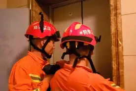 湖北5岁女孩被困电梯用电话手表报警求救，消防员提醒图片