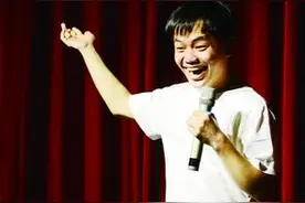 “不好笑才是脱口秀演员最大的缺陷”有出生缺陷的厦门演员小佳在《脱口秀大会》中晋级，罗永浩说“实至名归，绝非同情”图片