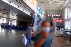 “我又不是拿你的！”男子火车站内顺走别人的包还对民警说出这种话图片