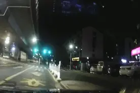 开车被车骑！骑完还逃逸了图片