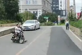 看到交警就掉头“开溜”，绕了一圈还得回来！｜ 一线微观图片