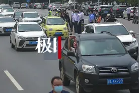 解封那一刻，市民夹道欢呼“武汉加油！”图片