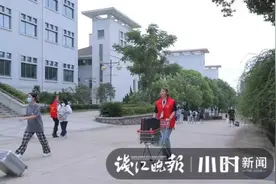 衢州腿疾准女大学生回母校迎新，被感动的高中校长喊话大学：请照顾她图片