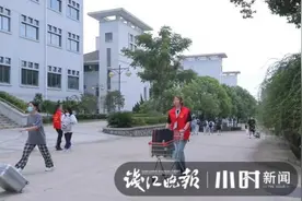 衢州腿疾准女大学生回母校迎新，被感动的高中校长喊话大学：请照顾她图片