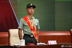 祝贺！一等功战士王亮提干图片