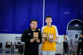 温州一小学生身高1.93米！打篮球“闯进”清华附中图片