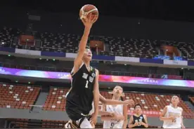 小学生1.93米打篮球被清华附中录取 父亲：发现儿子去年疫情在家时身高猛蹿图片