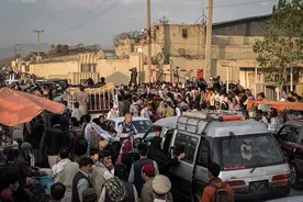 外媒：喀布尔机场成“殊死搏斗场”刚爆发枪战1死3伤，美德参与交火图片