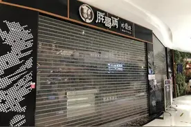 执法人员上门检查胖哥俩肉蟹煲涉事门店，有店员提前丢弃店内食材图片