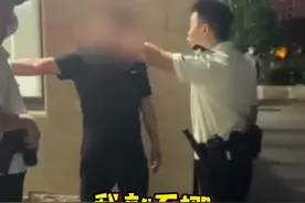 东平一男子堵在小区门口态度蛮横不挪车，保安“硬核”出手！网友：这才是物业该干的图片