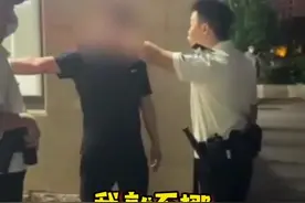 东平一男子堵在小区门口态度蛮横不挪车，保安“硬核”出手！网友：这才是物业该干的图片