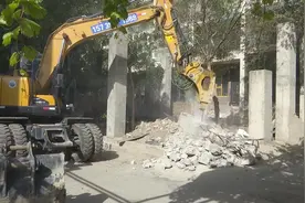 库尔勒：依规拆除违章建筑 改善人居生活环境图片