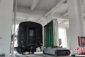 10分钟清洁一列客车 新疆铁路职工自行研制列车外皮清洗机图片