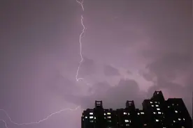 实拍｜注意！北京城区突降大雨，伴有大风雷电视频封面