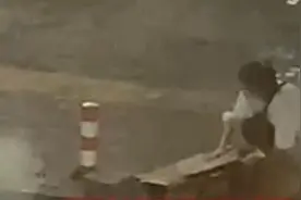 溢出屏幕的感动！“00后”女孩暴雨中帮环卫工捡废纸板，小举动折射大温暖图片
