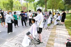 小伙在郑州一公园旁摆义务理发摊 每天理发300多人 已持续一周图片