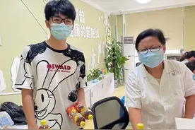 杭州一疫苗接种点来了位男孩，一个举动让不少医务人员泪目图片