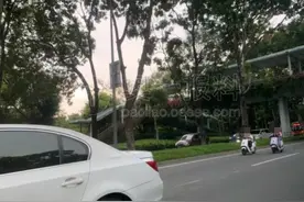 这样做太危险，两人已被视频举报！两部门联合发文提醒图片