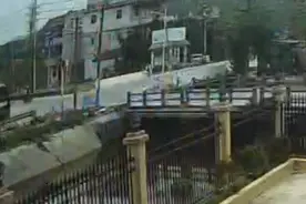 3人死亡！大客车与摩托车十字路口相撞酿惨剧图片
