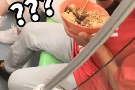 女子在地铁上捧着大碗吃猪脚饭，上海地铁：车厢内不得饮食图片