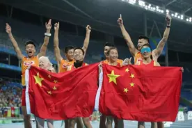 “我没有双臂，却狠狠抽向命运耳光！”图片