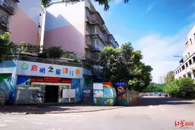 幼儿园圈占人行道，前年称“立即拆除”却至今未拆 部门：正动员园方自行拆除图片