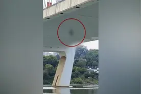 黑衣女子悬挂大桥围栏脱手坠河，派出所：已身亡，原因正查视频封面