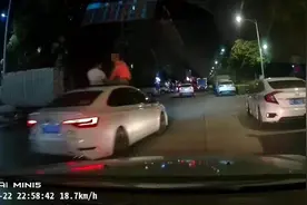 男子半夜租车来珠海，半个身子钻出天窗不停摇摆！车走起S型……图片