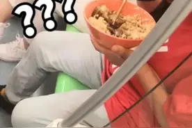 女子坐地铁吃大碗猪脚饭，上海地铁再提醒图片