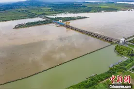 湖北丹江口水库持续泄洪 下游迎洪峰图片