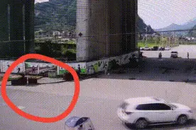 莽撞掉头致翻车，正确的驾车掉头方式你会吗？| 知危险会避险图片