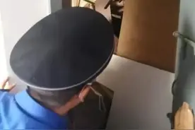 耄耋老人拾荒成“爱好”，将杂物堆满楼道，虹口区北外滩城管这样做→图片