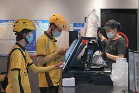 数万大学生暑期兼职送外卖：这个站点三分之一骑手是大学生，有人一个多月挣了上万元图片