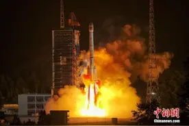 中国成功发射通信技术试验卫星七号图片