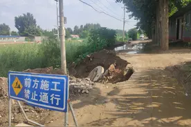 大兴这个村子毗邻河道，一下大雨河堤路就被冲毁图片