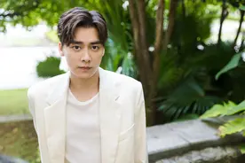 李易峰白西装清新优雅妥妥贵公子 绿植背景添清爽帅气图片