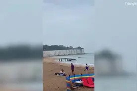 英国肯特郡一海滩上20名非法移民在日光浴者面前登陆后逃离图片