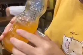 男子喝饮料嘴唇被汽水瓶吸住，秒变香肠嘴图片