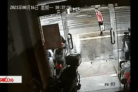 暖心！男孩突然晕倒街头，民警紧急救助图片