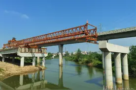 武汉汉施公路大桥首孔T梁架设完成，扩建后桥长706米图片