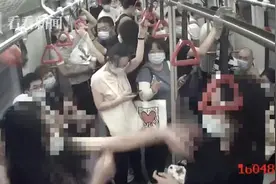 扯头发！扇耳光！两女子在地铁内互殴，双双被行拘7日图片